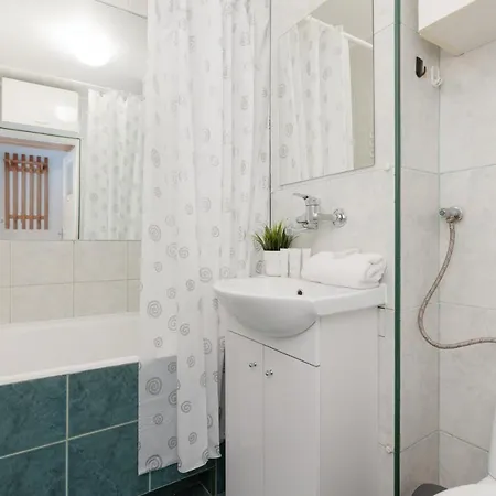 Metro Pole Mokotowskie By Renters * Warschau